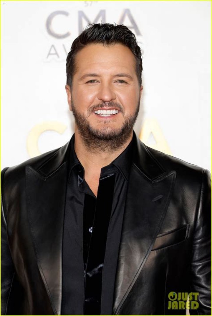 2023 CMAs cohosts Luke Bryan, Peyton Manning joke about Taylor Swift, Travis Kelce at award
