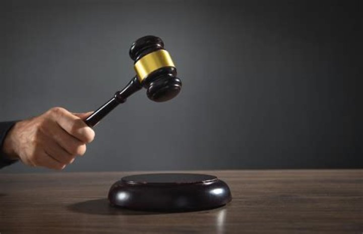 A judge striking a gavel against a sound block. | Source: Shutterstock