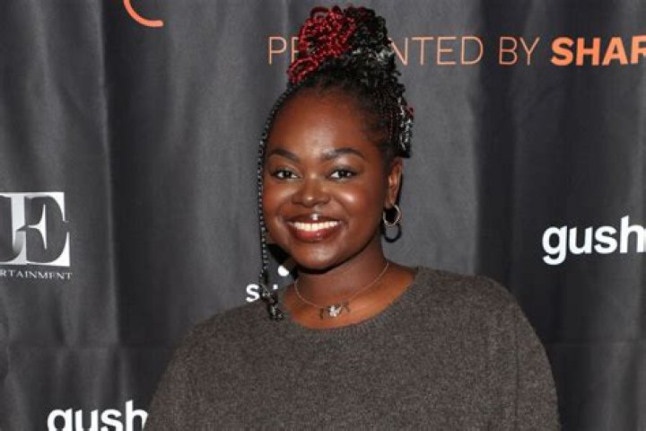 A photo of Cori Broadus in a T-shirt showing off her bald head. | Photo: Instagram/Princessbroadus
