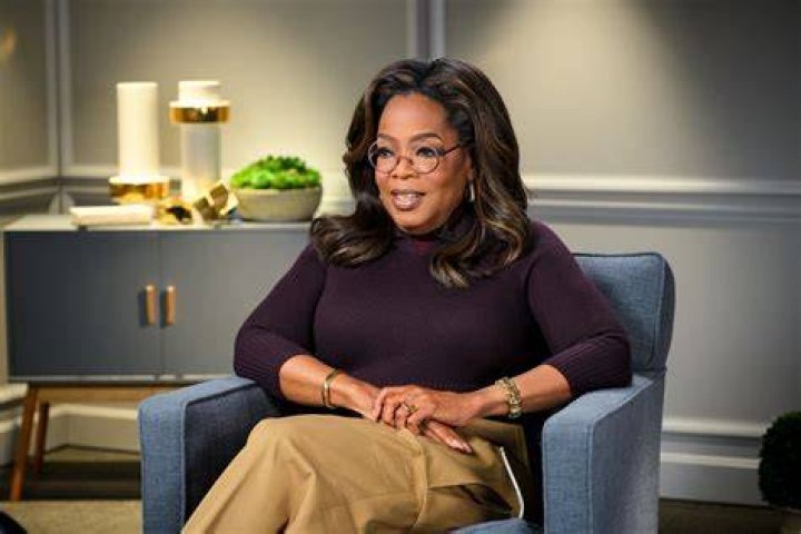A photo of Oprah Winfrey and another with her friend Gayle King | Photo: Tonight