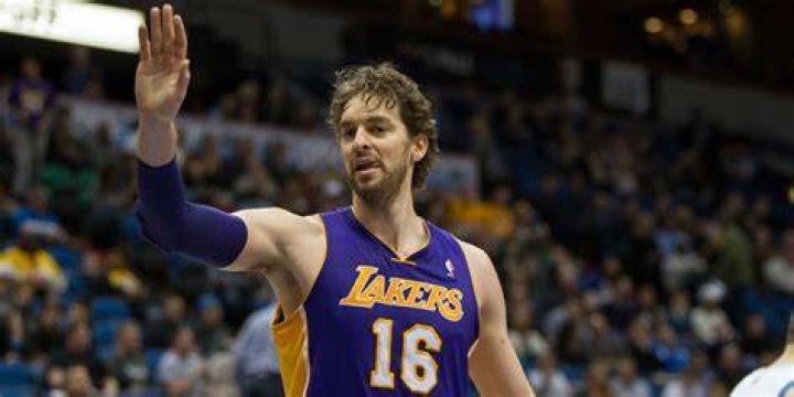A picture of Pau Gasol carrying Capri Bryant on a boat. | Photo: Instagram/Vanessabryant
