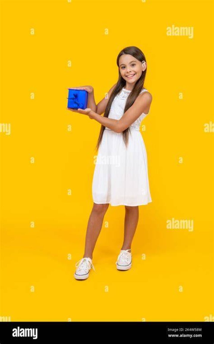 A teen girl hold a cell | Source: Shutterstock