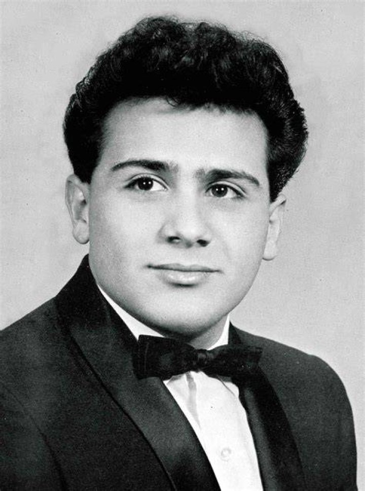 A young danny devito is the wedding celebrant Danny devito, Actors, Classic movie stars