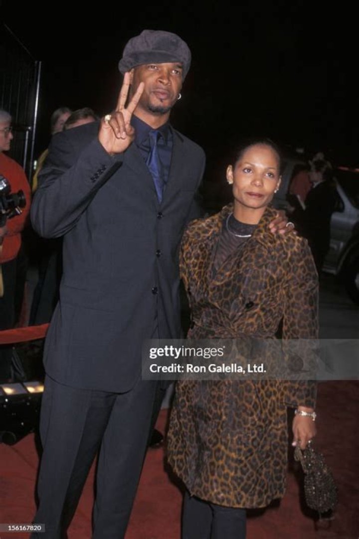 Actor Damon Wayans and wife Lisa Thorner on February 22, 1998 at the Shrine Auditorium in Los Angeles, California. | Source: Getty Images