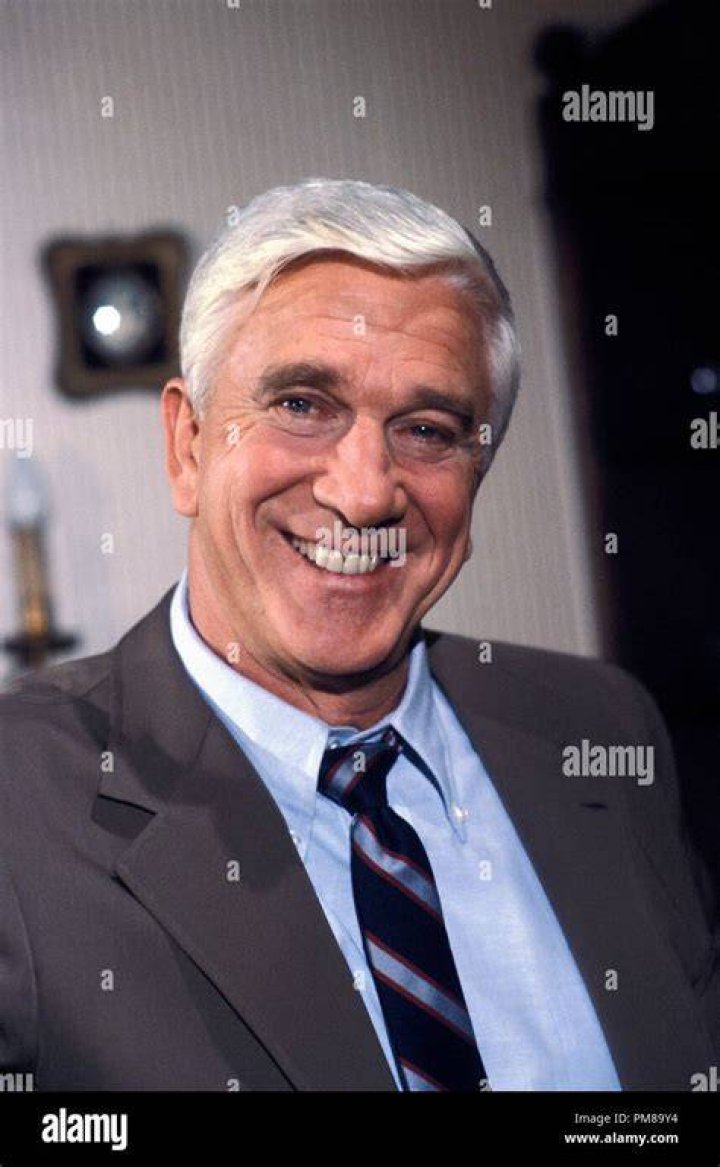 Actor Leslie Nielsen in 1982 on a first class seat on United Airlines | Photo: WikiMedia