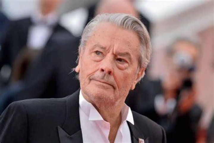 Alain Delon lamenta morte de Mireille Darc &lsquo;Agora posso partir&rsquo; VEJA