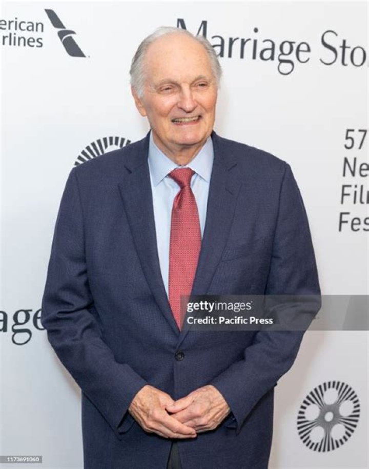 Alan Alda attends the premiere of "Art" in New York City on March 1, 1998 | Photo: Getty Images