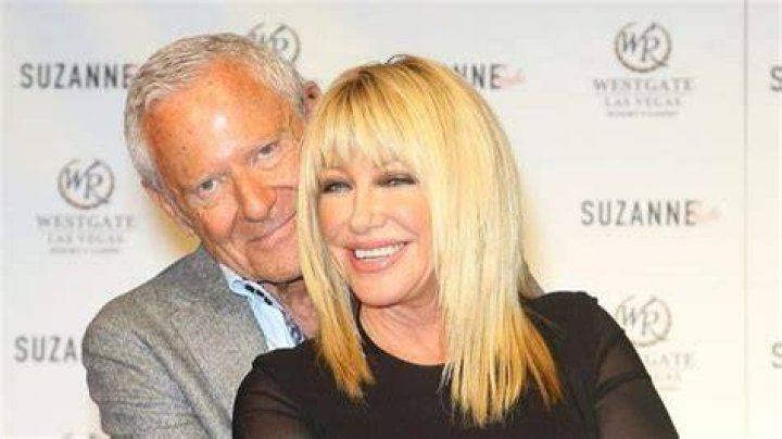 Alan Hamel and Suzanne Somers at the "Suzanne Sizzles" press conference in Las Vegas, Nevada on March 25, 2015 | Source: Getty Images