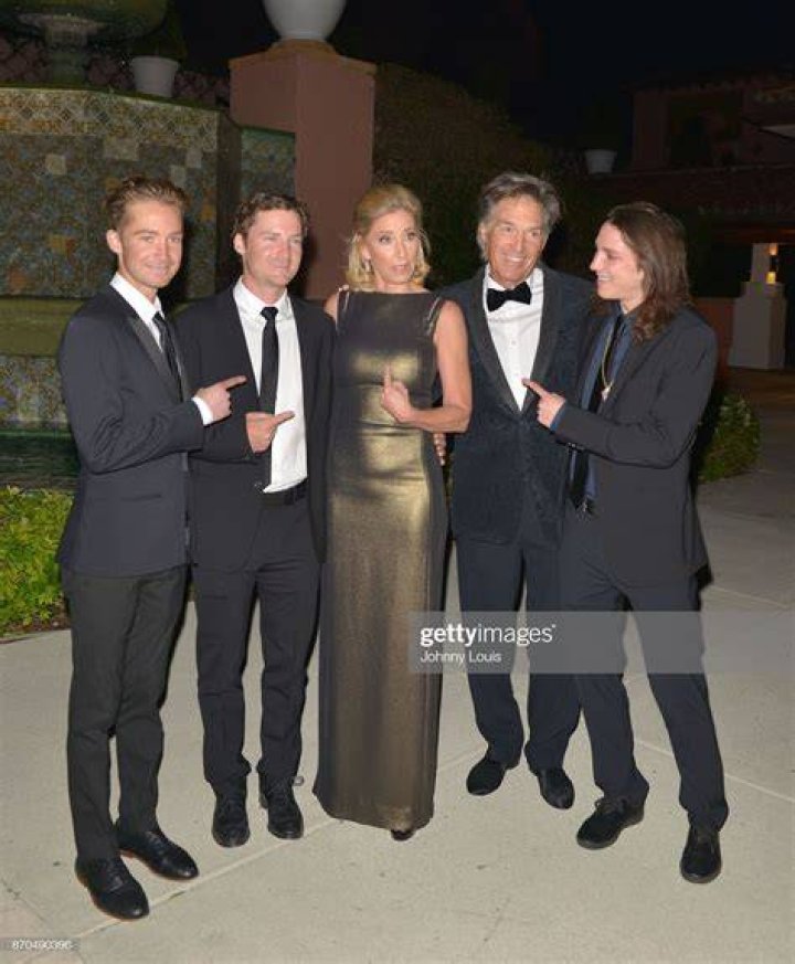 Alex Mill, Nicky Mill, Chris Evert, Andy Mill and Colton Mill attend the 2017 Chris Evert/Raymond James Pro-Celebrity Tennis Classic - Pro-Celebrity Gala at Boca Raton Resort & Club on November 4, 2017, in Boca Raton, Florida. | Source: Getty Images