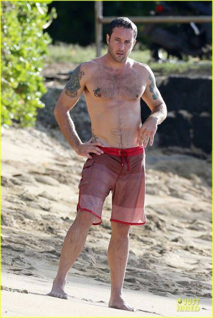 Alex O&rsquo;Loughlin Shirtless Beach Bonding with Malia Jones! Photo 3012539 Alex O'Loughlin
