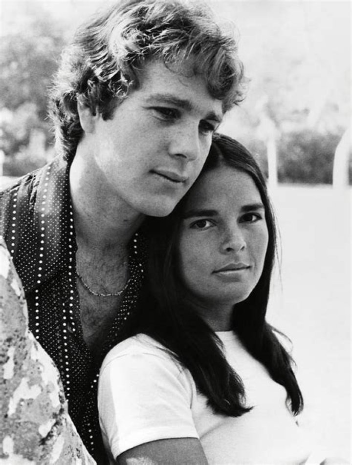 Ali MacGraw and Ryan O'Neal at a photo call for "Love Letters" at The Shelter Studios Penthouse on February 24, 2015, in New York City | Source: Getty Images