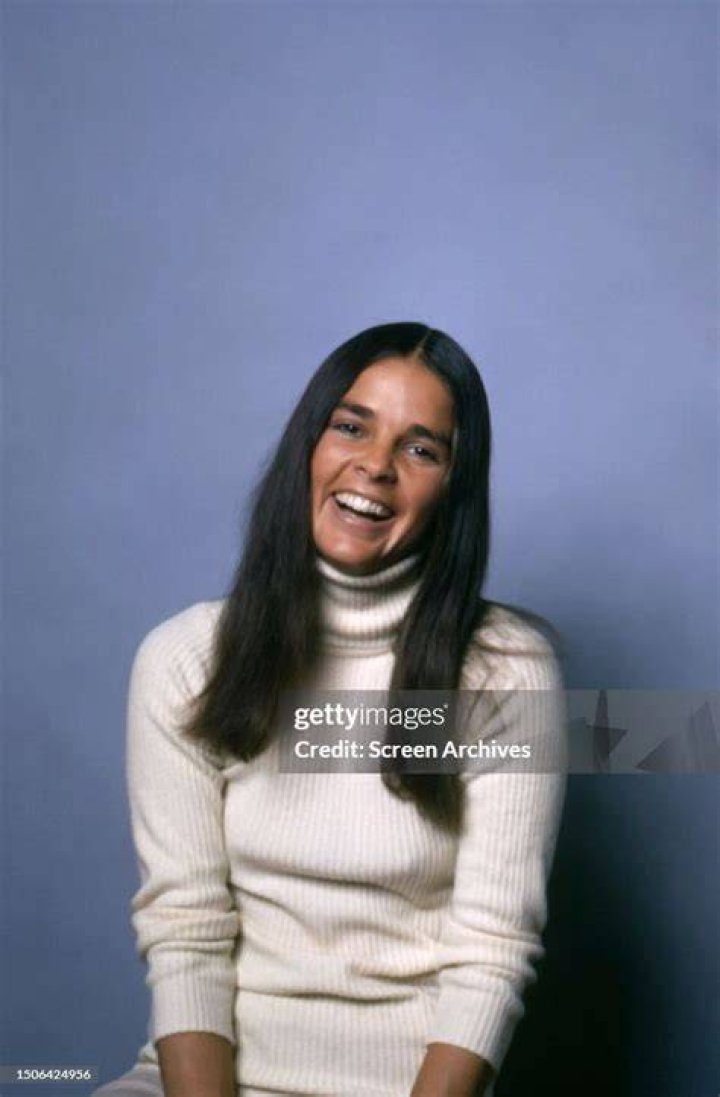 Ali MacGraw posing for a photo, circa 1970 | Source: Getty Images
