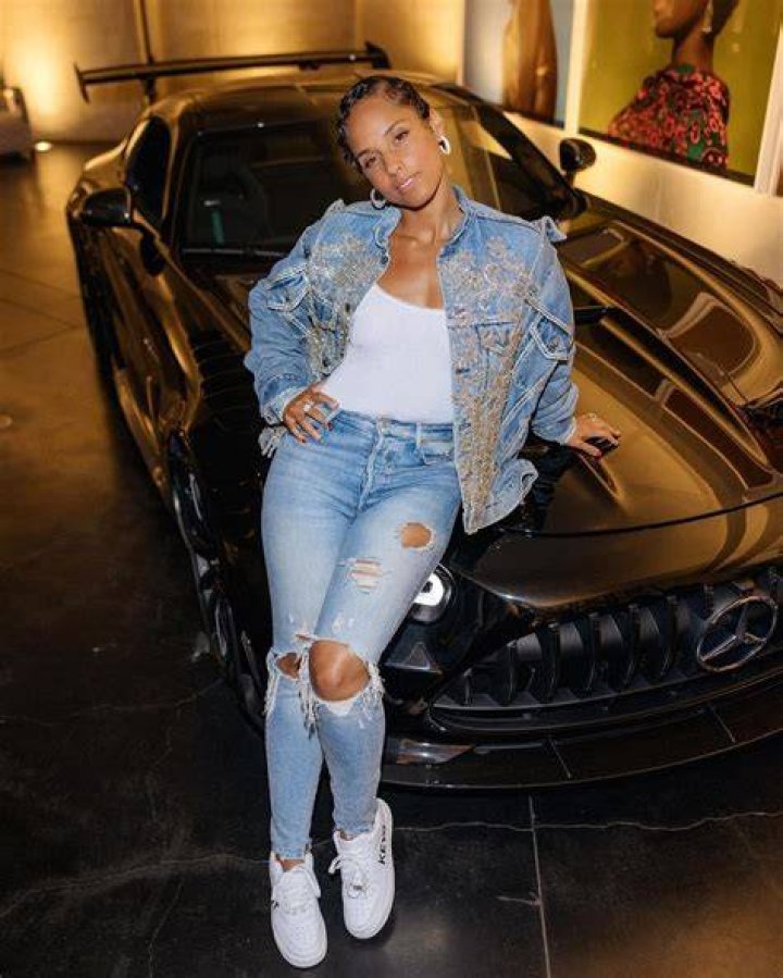 Alicia Keys posing for a photo. | Photo: Getty Images