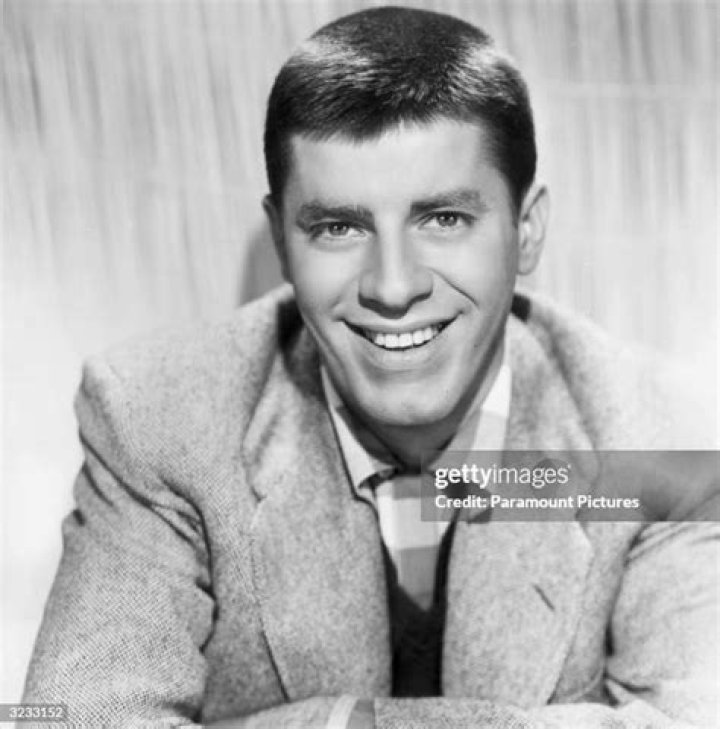 American actor and comedian Jerry Lewis (1926 - 2017) produces, directs and stars in the film "The Nutty Professor," being filmed on location at a college campus in Tempe, Arizona, circa 1963. | Photo: Getty Images
