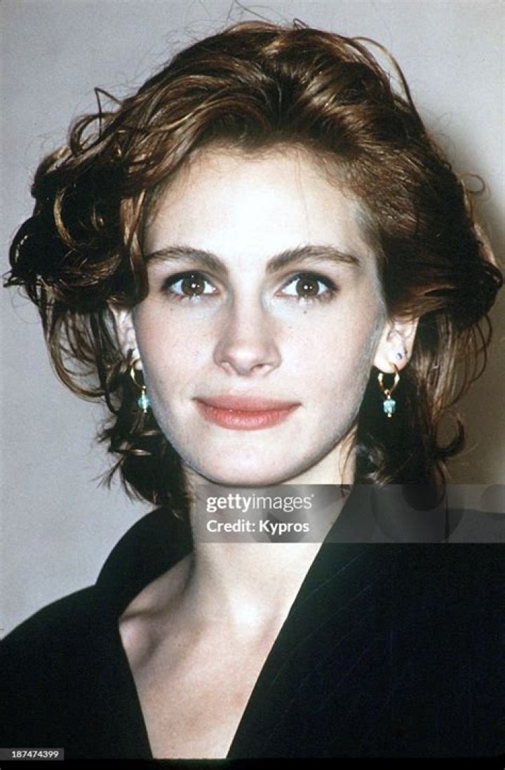 American actor Julia Roberts and her boyfriend, Canadian actor Kiefer Sutherland, arrive at the Academy Awards ceremonies, Los Angeles, California, circa 199o | Source: Getty Images