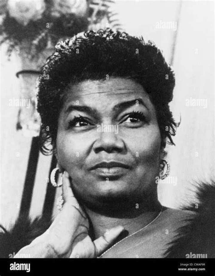 American singer Pearl Bailey (1918 - 1990) and jazz drummer Louie Bellson (1924 - 2009) in London shortly before their wedding, 17th November 1952. | Photo: Getty Images