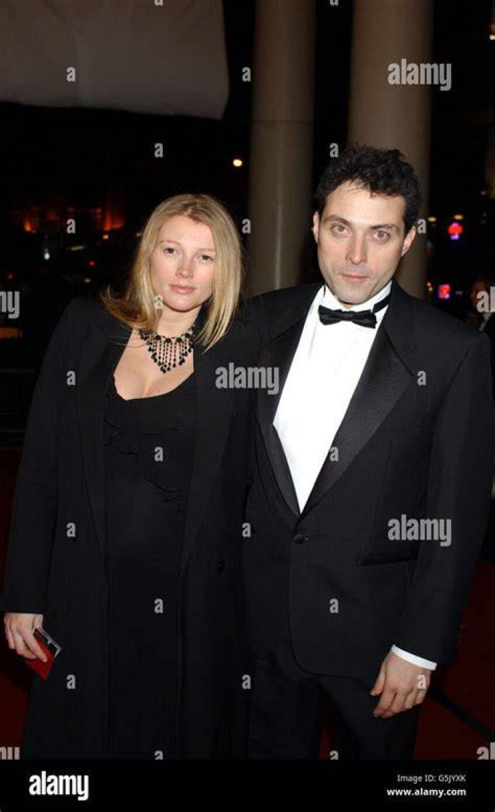 Amy Gardner and Rufus Sewell at the world premiere of "Lord of the Rings: The Fellowship of the Ring" on December 10, 2001, in London | Source: Getty Images