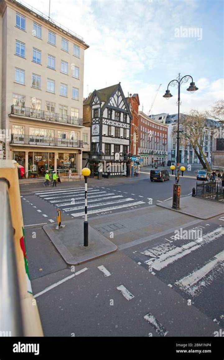 An exterior view of George and Amal Clooney's home at River Thames in London, United Kingdom | Source: YouTube/FamousEntertainment