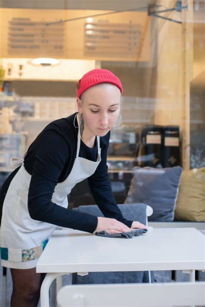 Anna heard the waitress offering her condolences, and she decided to approach the man. | Source: Pexels