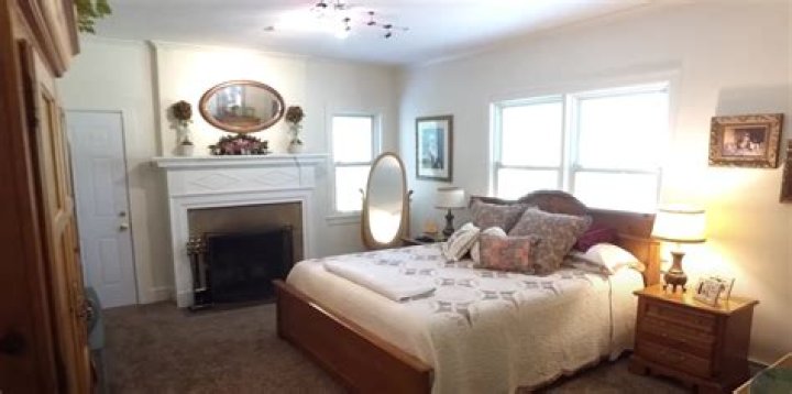 Another bedroom inside Betty Sue's Family Farm | Source: Auction Group