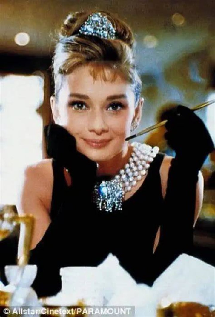 Audrey Hepburn on the set of "Breakfast at Tiffany's" with a cat. | Photo: Getty Images