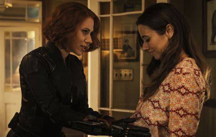 Avengers Age of Ultron Linda Cardellini plays Laura Barton, Wife of Clint Barton (Hawkeye). I