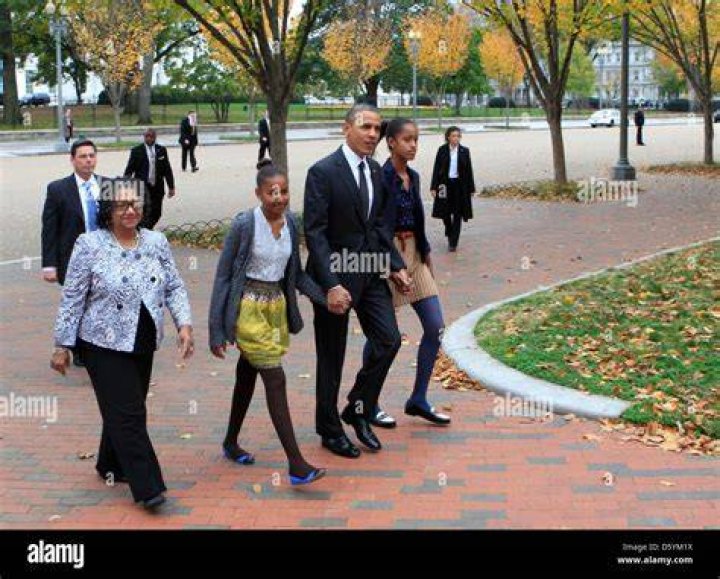 Barack Obama walks with his daughter Malia before departing the White House April 7, 2016 | Photo: GettyImages