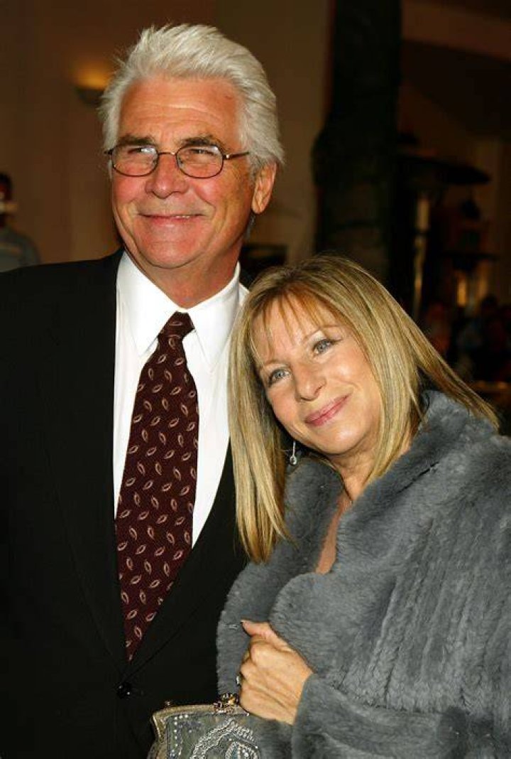 Barbra Streisand giving her husband, actor James Brolin, a kiss during his Hollywood star installation on the Walk of Fame in Hollywood, California on August 27, 1998 | Source: Getty Images