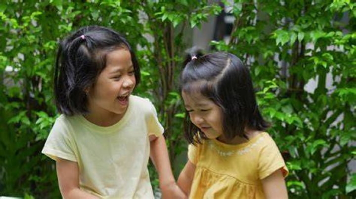 Best friends are happy and cheers after discovering that they are biological sisters | Photo: Youtube/6abc Philadelphia
