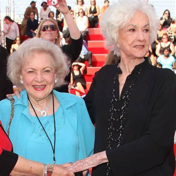 Betty White, Bea Arthur, and Rue McClanahan accept the Pop Culture Award | Photo: Getty Images