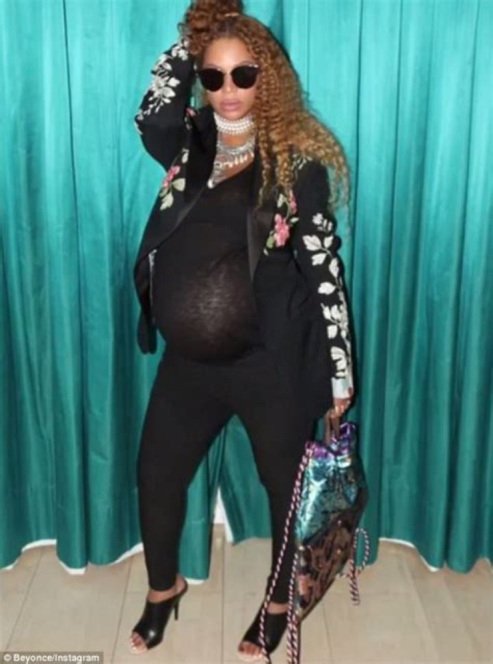 Beyonce Shopping While Pregnant Star Flaunts Bump With Blue Ivy Hollywood Life