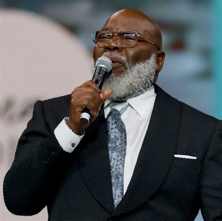 Bishop T.D. Jakes speaks to radio listeners of Inspiration 1390 AM "Sprite Lounge" in Chicago on May 13, 2014. | Photo: Getty Images