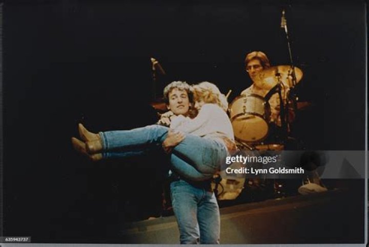 Bruce Springsteen Carrying Actress Julianne Phillips. | Source: Getty Images