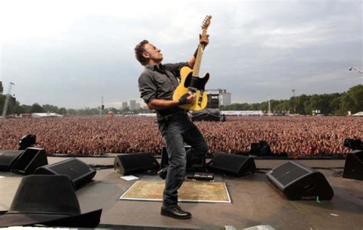 Bruce Springsteen performs live on stage with his wife Patti Scialfa at Berliner Rocksommer in Radstadion Weissensee, Ostberlin, on July 19, 1988. | Source: Getty Images