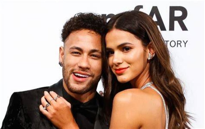 Bruna Marquezine ganha beijo de Xolo Maridue&ntilde;a e viraliza nas redes sociais ISTO&Eacute; Independente