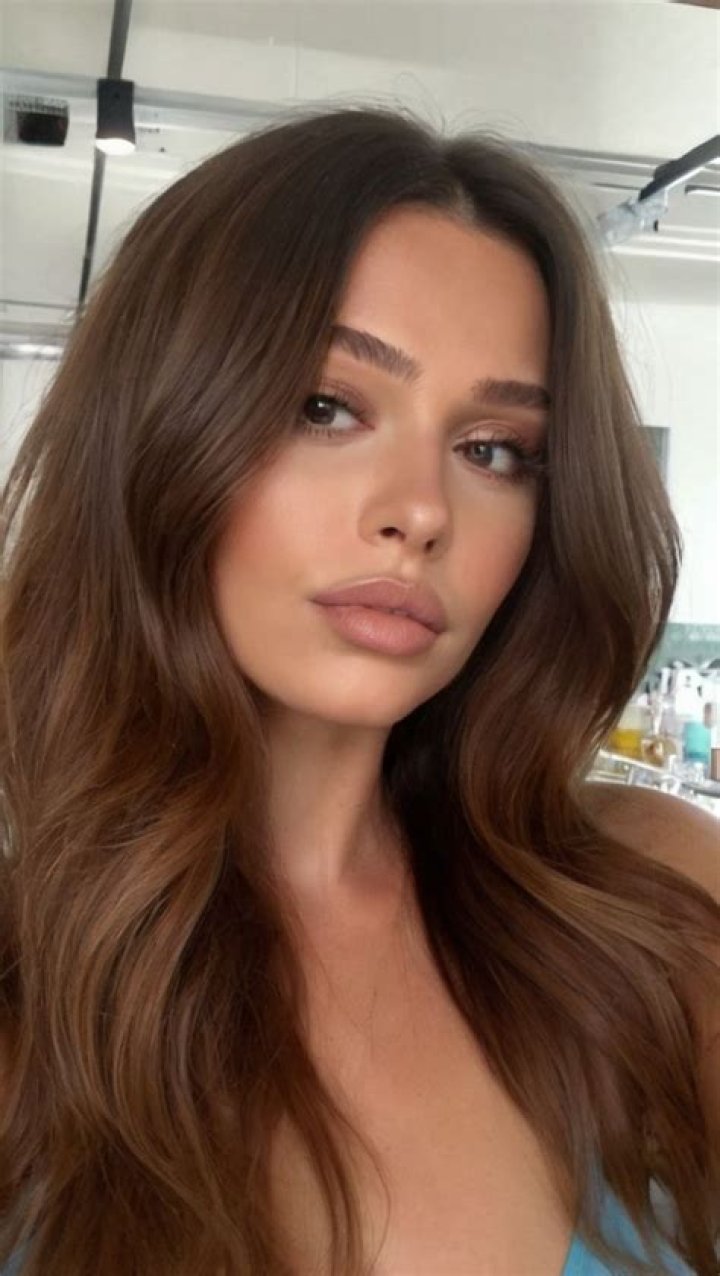 Brunette babe! Her brown locks looked extra chic as they were waved with a curling iron