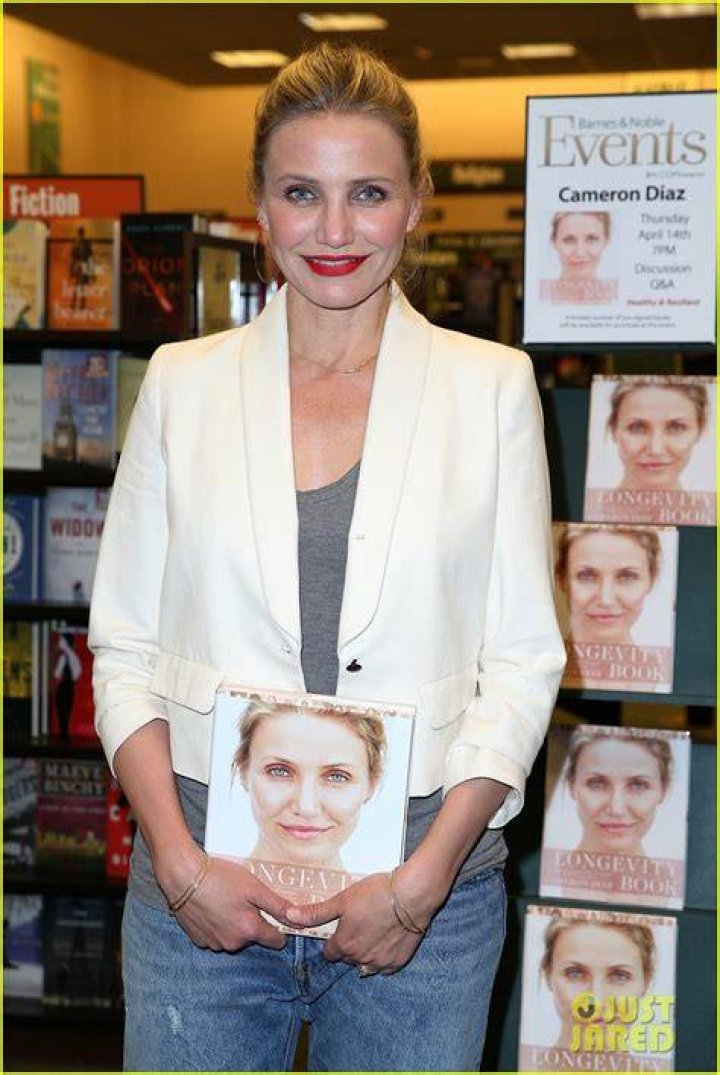 Cameron Diaz at the book signing event for "The Longevity Book" on Independent Book Store Day at Vroman's Bookstore in Pasadena, California on April 30, 2016 | Source: Getty Images