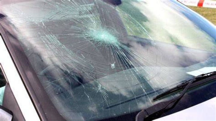 Car with a brocken windscreen. | Pexels/ Artyom Kulakov