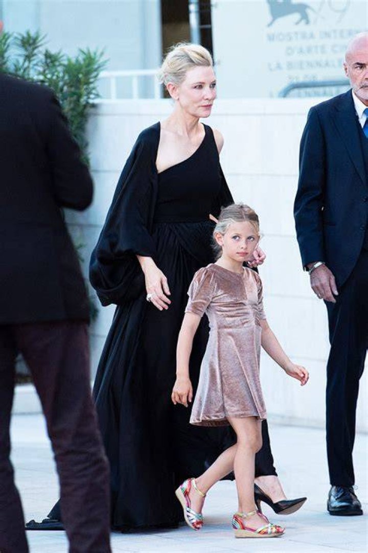 Cate Blanchett and her daughter, Edith Vivian Patricia Upton, at The Ghostlight Project at The TKTS Stairs on January 19, 2017, in New York City. | Source: Getty Images