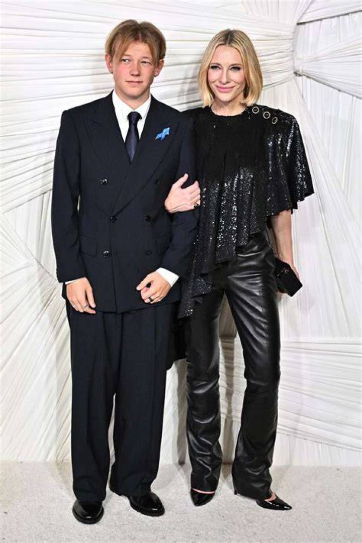 Cate Blanchett and her sons at Paris Fashion Week in Paris, France, on October 1, 2017. | Source: Getty Images