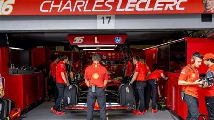 Charles Leclerc in a garage during F1 Winter Testing on Day 1, February 19, 2020 | Photo: Getty Images