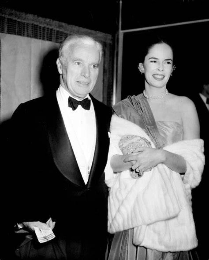 Charlie Chaplin, his wife Oona, and their kids Sidney, Josephine, Geraldine, Michael, Victoria, at the Odeon Cinema Theater, in London, October 18, 1952 | Photo: GettyImages