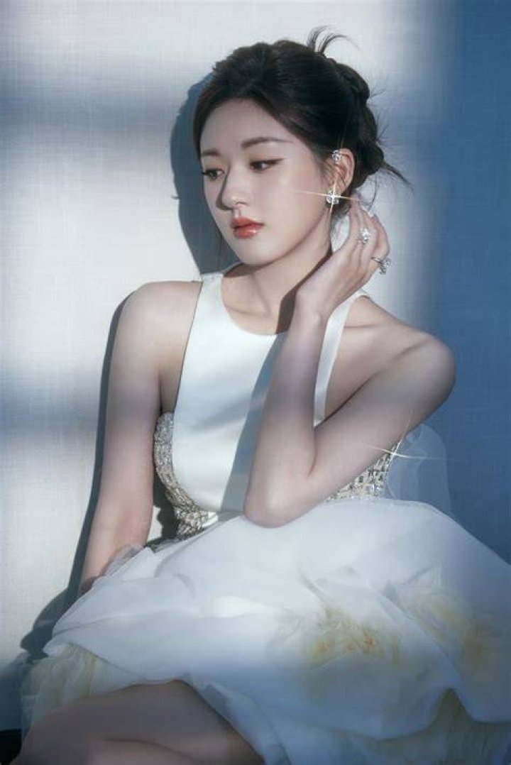 China Entertainment News Zhao Lusi enjoying her afternoon