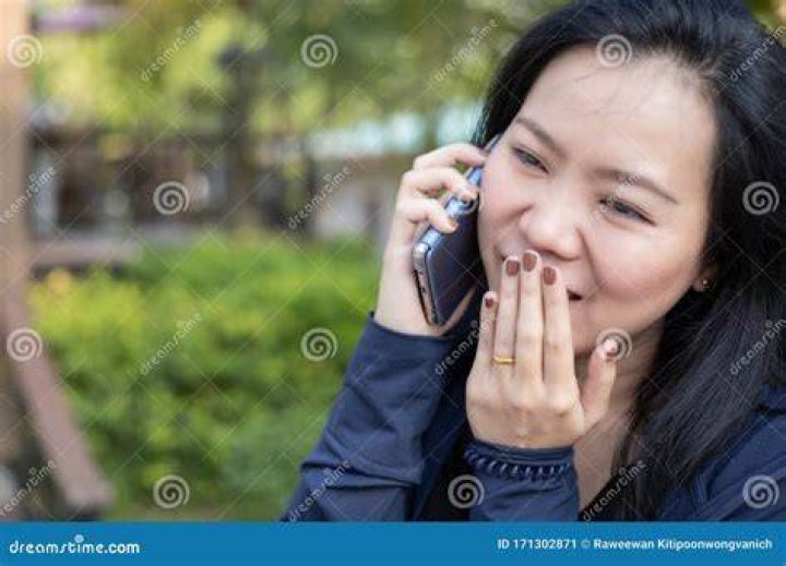 Chit-chat: Holding her phone up to her mouth, Amanda chatted away during the walk