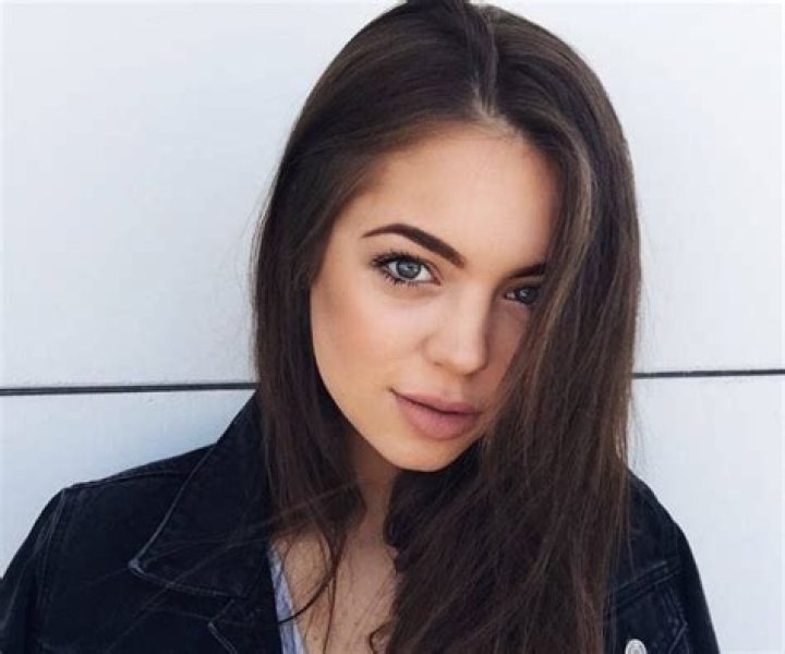 Claudia Sulewski Bio, Facts, Family Life of YouTuber & Actress