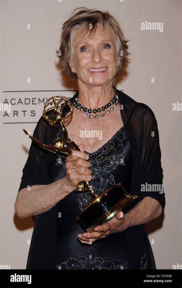 Cloris Leachman with her award for Outstanding Guest Actress Emmy Award for "Promised Land," in 1998. | Photo: Getty Images