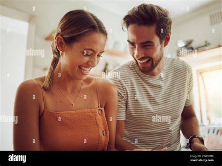 Couple having bonding time. | Photo: Pexels