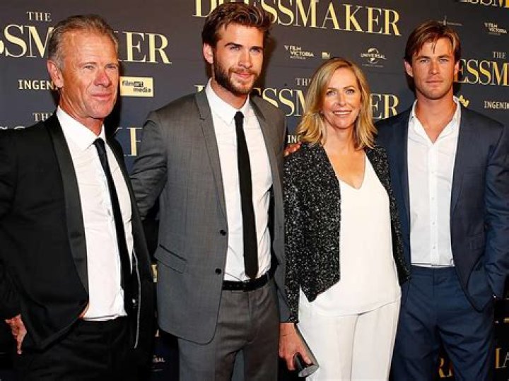craig-hemsworth-wife-kids-together