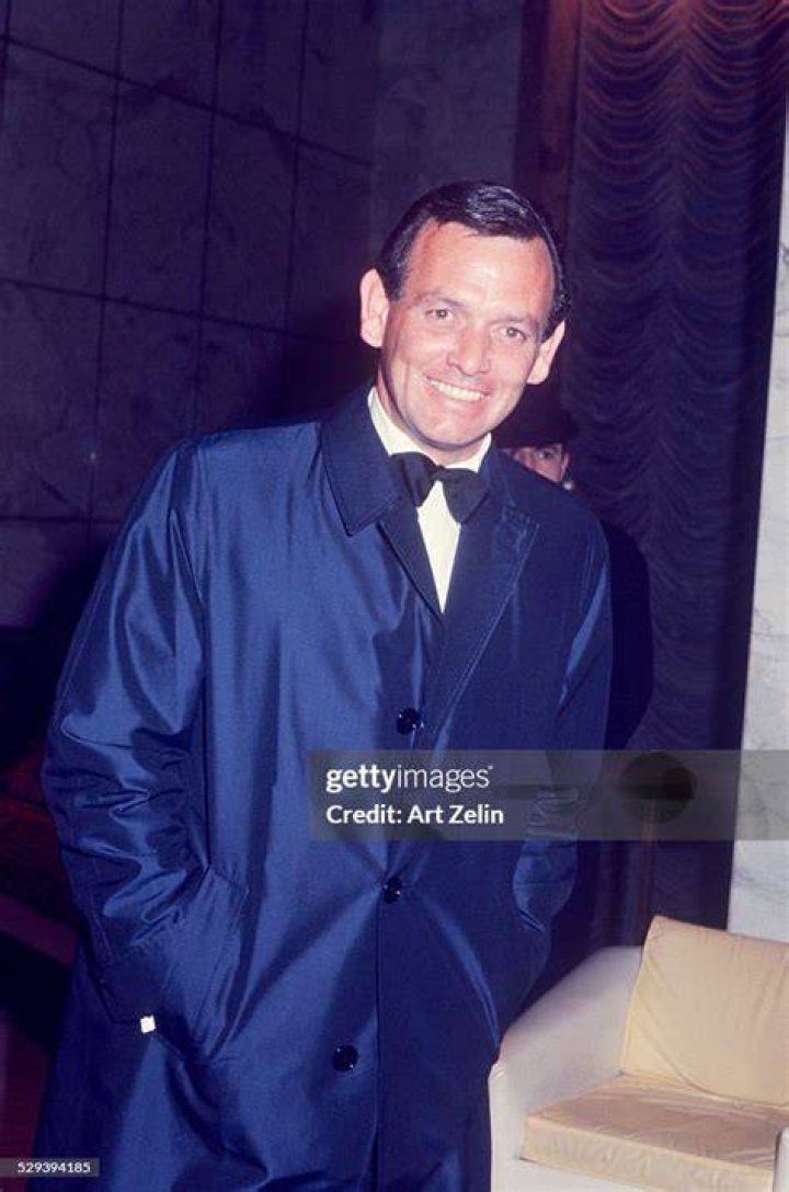David Janssen in tux and overcoat in New York, circa 1960. | Photo: Getty Images