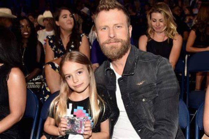 Dierks Bentley and his daughter arrive at the 2018 CMT Artists of the Year at Schermerhorn Symphony Center on October 17, 2018, in Nashville, Tennessee. | Source: Getty Images